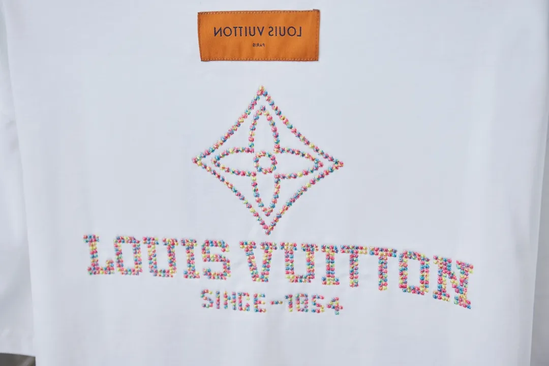 🅿️180 1V 25SS new style in early spring. Short sleeves with embroidered colorful hollow LV letters. Light luxury. Essential item for daily commuting for men and women. Correct version. Welcome to compare. Detailed features · 320g 100% pure cotton double yarn jersey fabric · Special thickened 32 pieces of double-strand 1X1 thread in the same vat custom dyeing · Imported Tajima machine embroidery with colorful hollow embroidered LV letters · Double needle stitching and cross-stitching technology · Original main mark, washed tag, brand moisture-proof paper packaging Color: black/white Size: S/M/L/XL